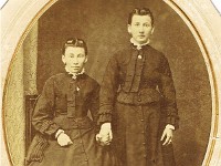 b131 - Georgine Henne geb. Reiners (links) ca. 1870